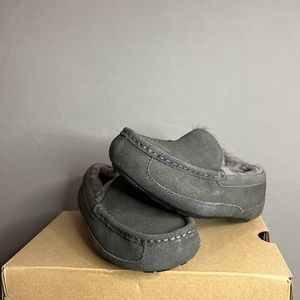 Brand New never worn Kids Size 2 UGG gray Ascot slippers